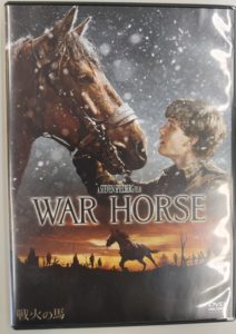 戦場を生き抜こうとする青年と一頭の馬の感動のアクションドラマ